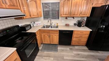 KylskÄp, mikrovÄgsugn, ugn och spishÀll