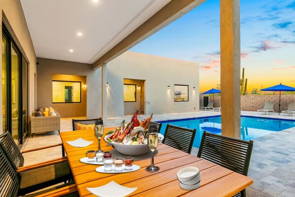 Outdoor dining - 3-suite home on 2.5 acres, complete with a private pool & large furnished patio (Scottsdale)