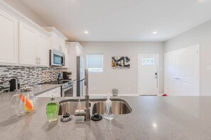 冷蔵庫、電子レンジ、オーブン、コンロ