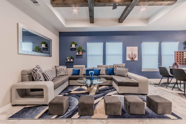 Una Smart TV, una mesa de tenis de mesa, un reproductor estéreo