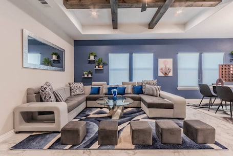 Smart TV, ping pong, stereo. Modern 4 Bedroom Near Downtown, Zoo, Uptown & More, with Hot Tub & Games