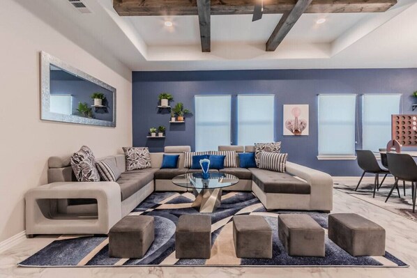 スマートテレビ、卓球台、ステレオ