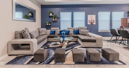 Modern 4 Bedroom Near Downtown, Zoo, Uptown & More, with Hot Tub & Games