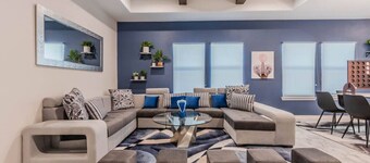 Modern 4 Bedroom Near Downtown, Zoo, Uptown & More, with Hot Tub & Games
