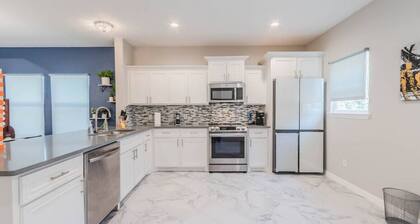Modern 4 Bedroom Near Downtown, Zoo, Uptown & More, with Hot Tub & Games