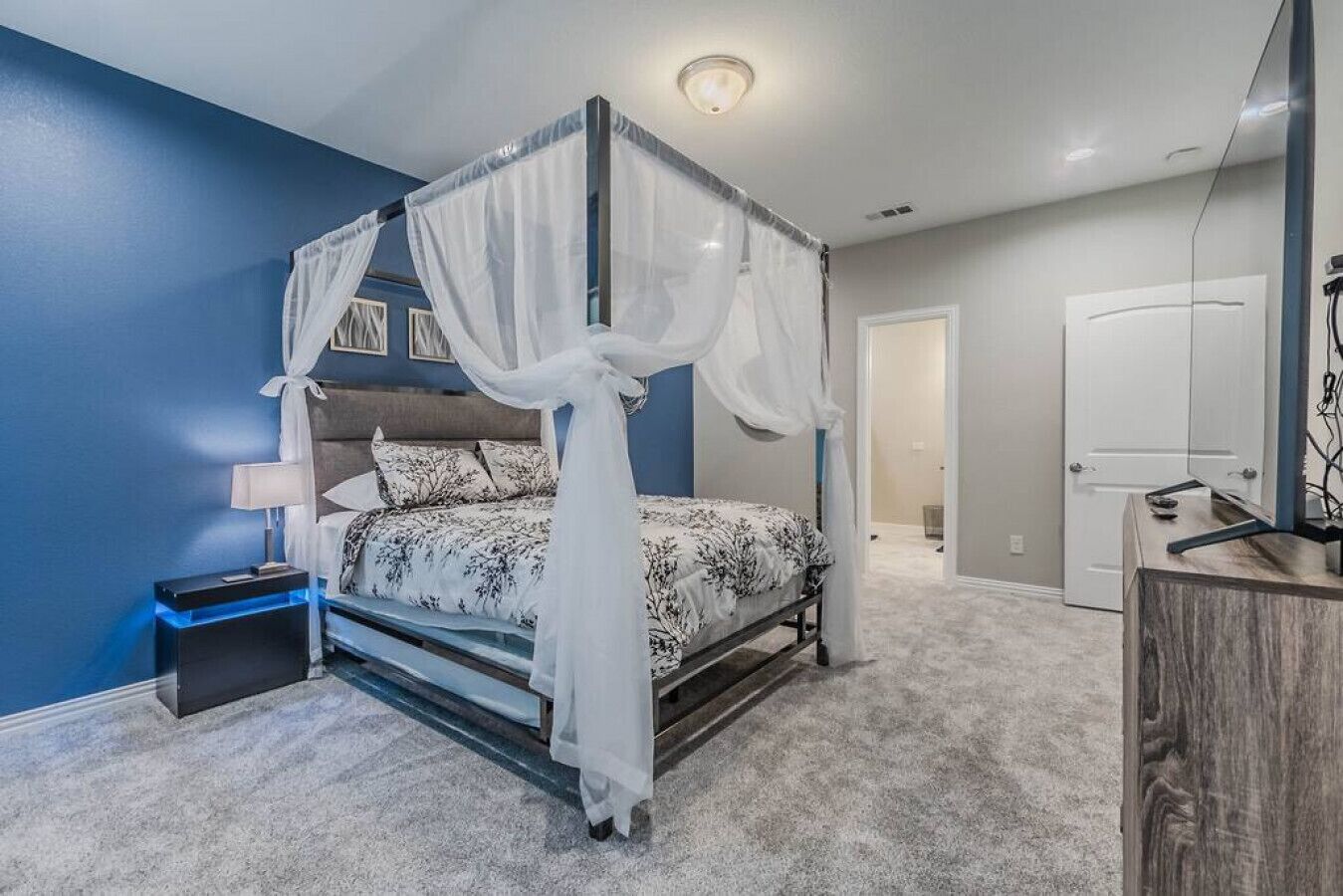 4 bedrooms, desk, iron/ironing board, travel crib