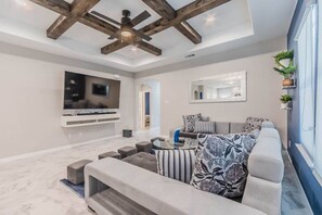 スマートテレビ、卓球台、ステレオ