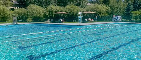 حمّام سباحة مُدفَّأ