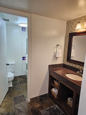 Kombination af bruser/badekar, hårtørrer, håndklæder, Shampoo