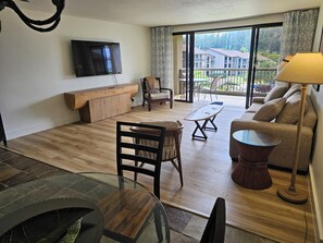 TV connectée, lecteur de DVD, livres