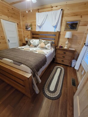 2 makuuhuonetta, silitysrauta/-lauta, ilmainen Wi-Fi, vuodevaatteet