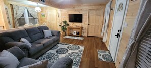 Smart TV - Totally Remodeled 1930's House w/Firepit & Deck close to Outdoor Adventures. (Victor)