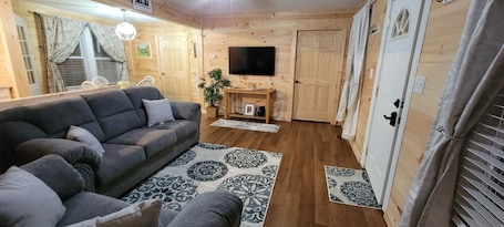 Smart TV. Totally Remodeled 1930's House w/Firepit & Deck close to Outdoor Adventures.