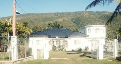 *St Elizabeth Countryside Retreat* WIFI, Near Jamaica Zoo