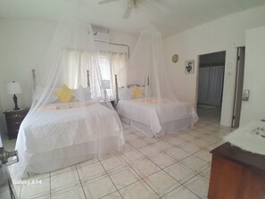3 chambres, coffre-fort, fer et planche à repasser