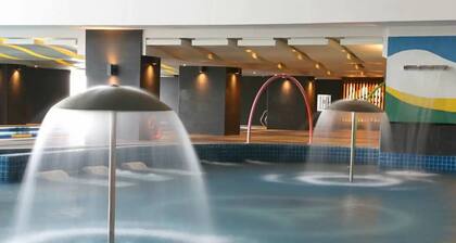 Penthouse Studio in the biggest Fitness & Family Complex - Fast Wifi/Netflix!