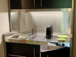 Kühlschrank, Mikrowelle, Herdplatte, Wasserkocher mit Kaffee-/Teezubehör