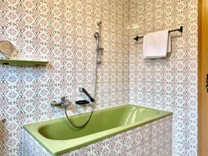 Baignoire, sèche-cheveux, serviettes fournies