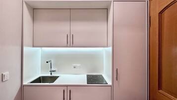 Kühlschrank, Herdplatte, Wasserkocher mit Kaffee-/Teezubehör, Toaster