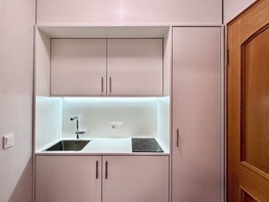 Kühlschrank, Herdplatte, Wasserkocher mit Kaffee-/Teezubehör, Toaster