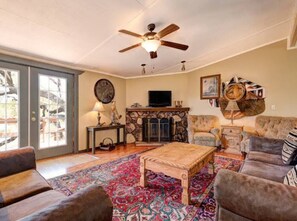 Télévision, cheminée