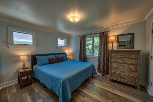 Steps from Downtown Cody - Spacious home that sleeps 10!