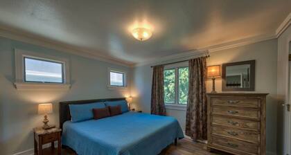 Steps from Downtown Cody - Spacious home that sleeps 10!