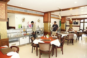 3 ห้องอาหาร, บริการอาหารเช้า อาหารกลางวัน อาหารเย็น และบรันช์
