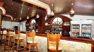 2 bars/lounges