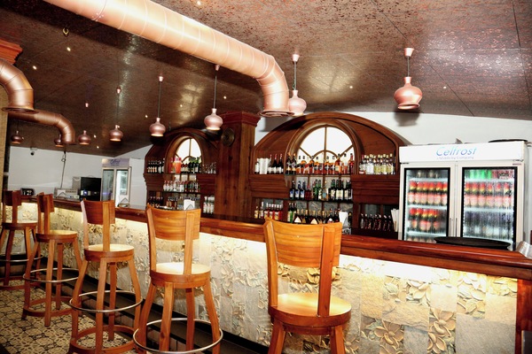 2 bars/lounges