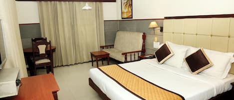 Deluxe Double Room, 1 Bedroom | Minibar, in-room safe, desk, laptop workspace