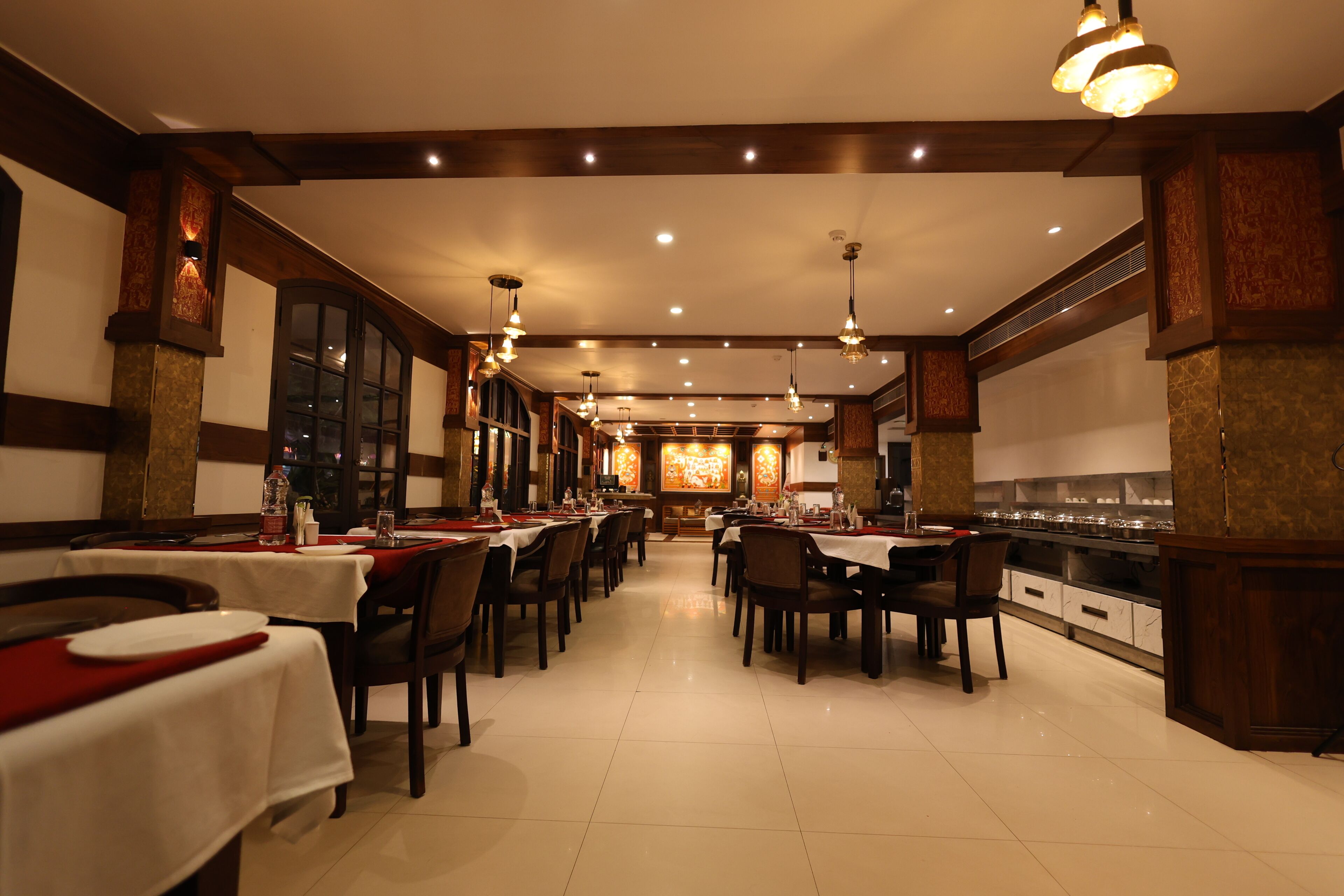 3 restaurants; breakfast, lunch, dinner, and brunch served