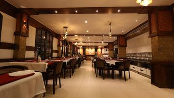3 restaurants; breakfast, lunch, dinner, and brunch served