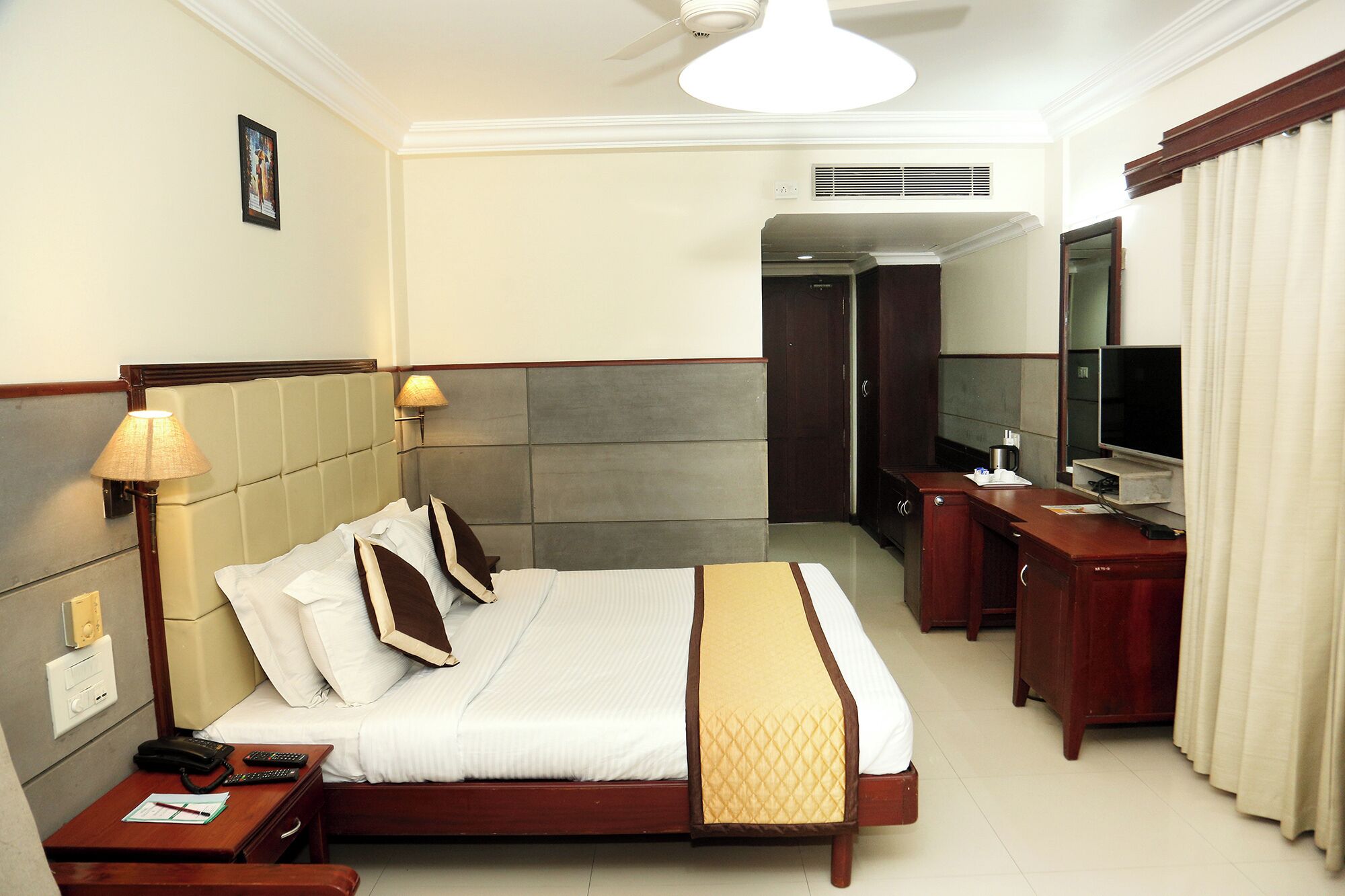 Deluxe Double Room, 1 Bedroom | Minibar, in-room safe, individually decorated, individually furnished