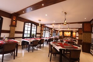3 間餐廳；供應早餐、午餐、晚餐和早午餐