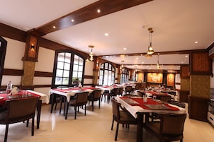 3 restaurantes; se sirve desayuno, almuerzo, cena y brunch
