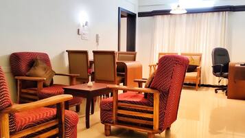 Basic Suite | Minibar, in-room safe, individually decorated, individually furnished