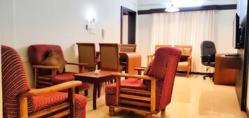 Basic Suite | Minibar, in-room safe, individually decorated, individually furnished