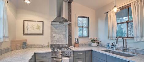 Een koelkast, een magnetron, een kookplaat, een vaatwasser