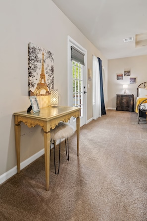 3 bedrooms, desk, iron/ironing board, free WiFi - Large backyard, minutes from Gathering Place (Tulsa)