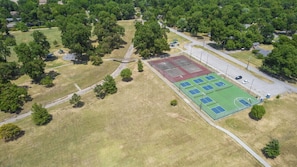 Sport court - Large backyard, minutes from Gathering Place (Tulsa)