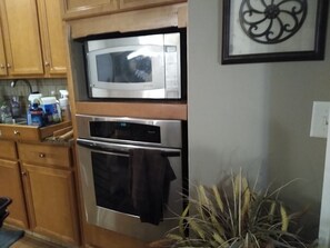 Fridge, microwave, oven, stovetop - Beautiful Ranch w/3 bedrooms and 3 baths/open concept/big back yard/dog friendly (Toms River)