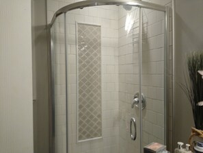 Badewanne, Whirlpool, Haartrockner, Toilettenpapier