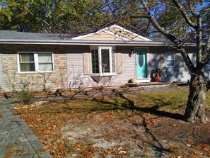 Exterior detail - Beautiful Ranch w/3 bedrooms and 3 baths/open concept/big back yard/dog friendly (Toms River)