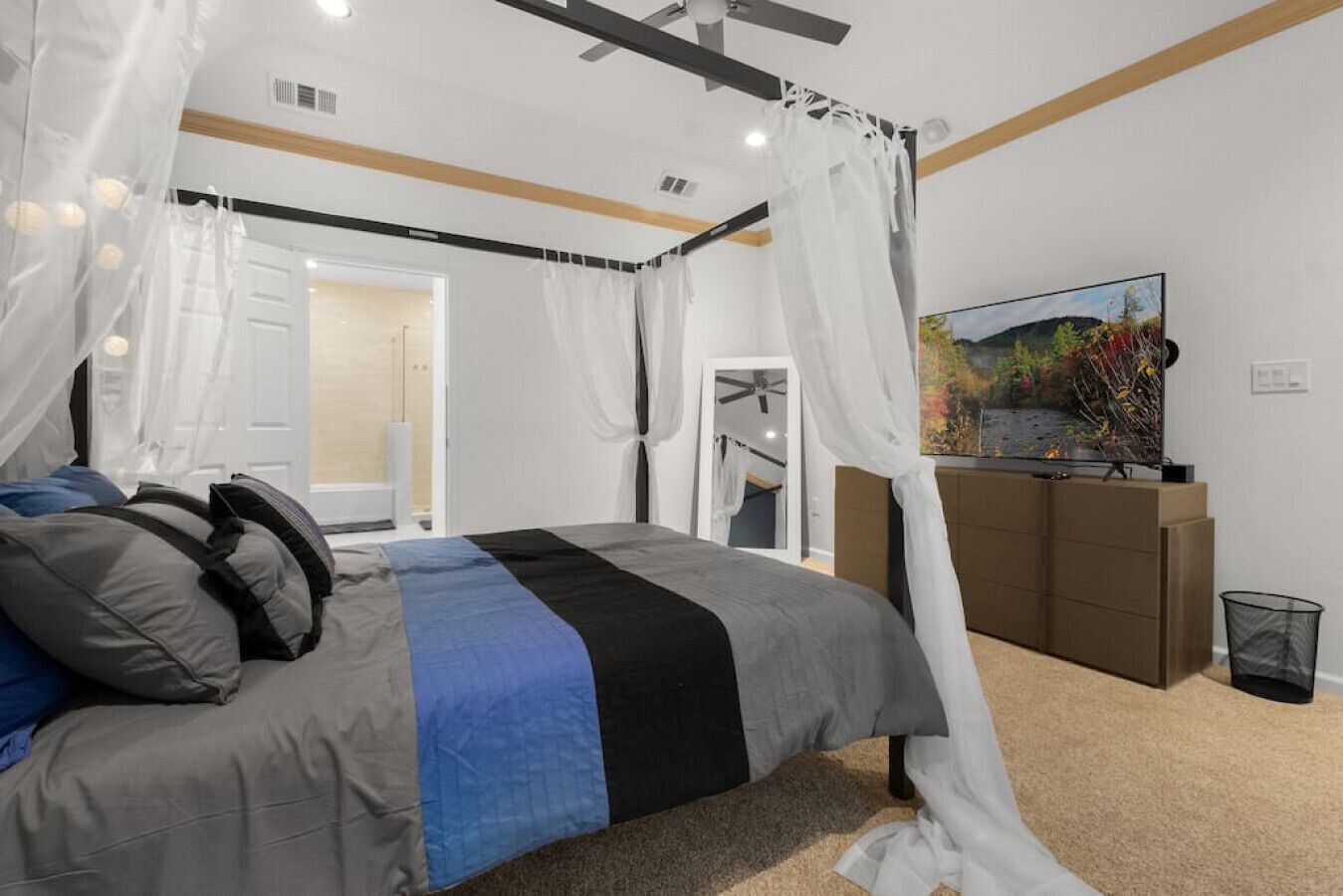 4 bedrooms, desk, iron/ironing board, travel cot