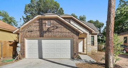 Gorgeous 4 Bedroom Near Uptown/Downtown/Deep Ellum, Arcade, Games, 75" TV, BBQ
