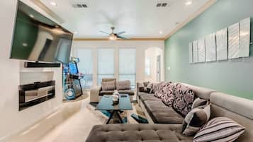 TV connectée, cheminée, jeux vidéo, table de tennis de table