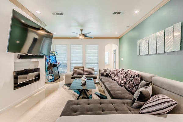 Smart TV, lareira, videogames, mesa de pingue-pongue