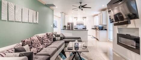 Smart-TV, Kamin, Videospiele, Tischtennisplatte