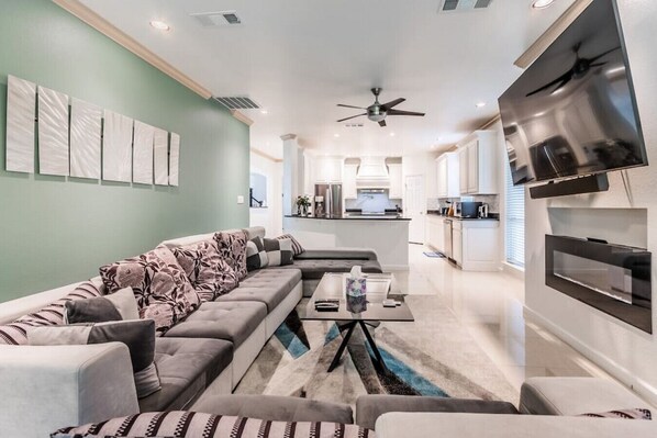 Smart TV, chimenea, videojuegos y tenis de mesa